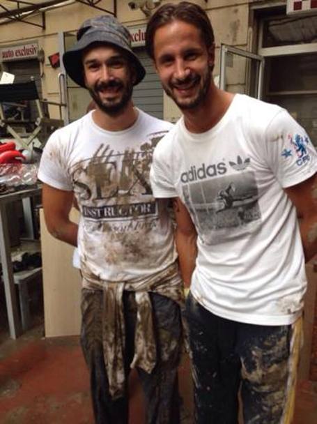 Luca Antonini con il tifoso genovese Filippo Gorziglia: dopo il duro lavoro a spalare fango, i due si sono concessi una foto sorridenti sui social (foto da Twitter)